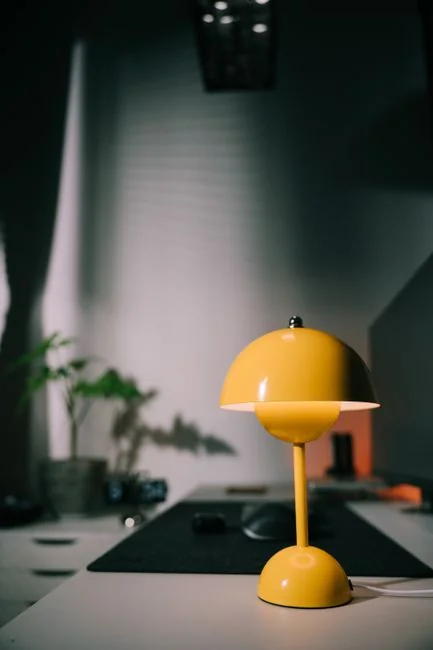 Une tablette affichant des images de décoration minimaliste mettant l'accent sur la verdure et un design épuré.